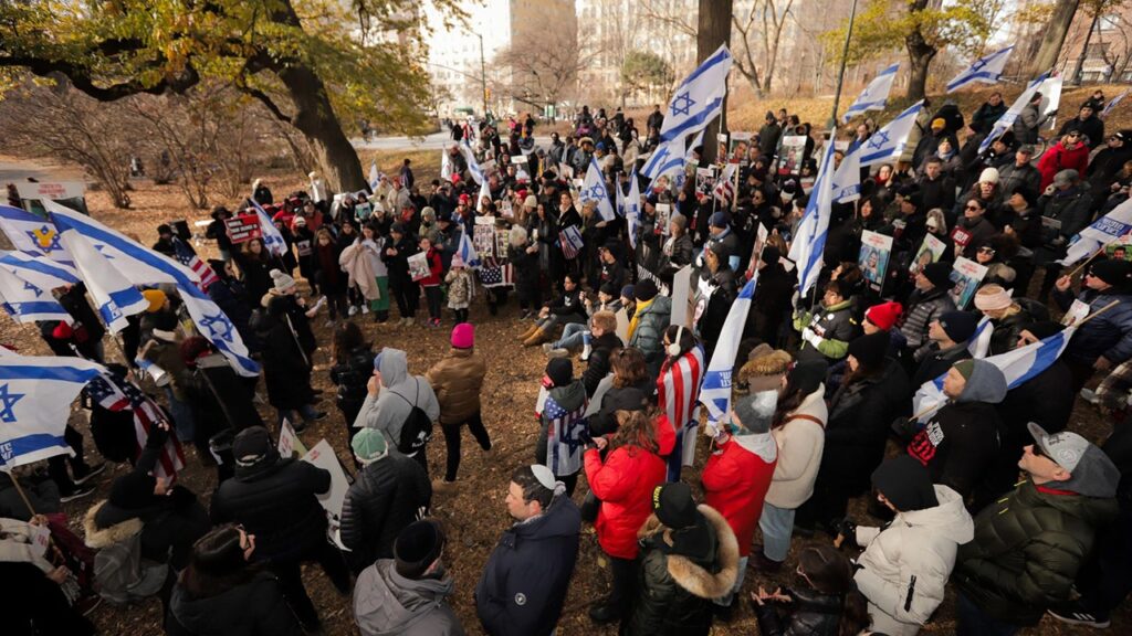 Las familias de los rehenes israelíes celebran un mitin en Central Park y piden a Biden y Trump que traigan a sus seres queridos a casa