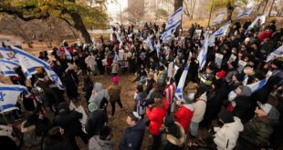 Las familias de los rehenes israelíes celebran un mitin en Central Park y piden a Biden y Trump que traigan a sus seres queridos a casa